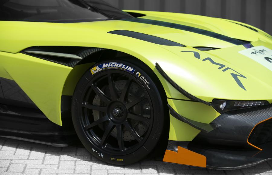 Детали экстерьера Aston Martin Vulcan AMR Pro 2017 года  (фото 17 из 19)